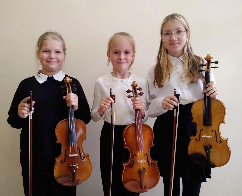 Скрипачи Детской хоровой школы Петрозаводска получили новые инструменты