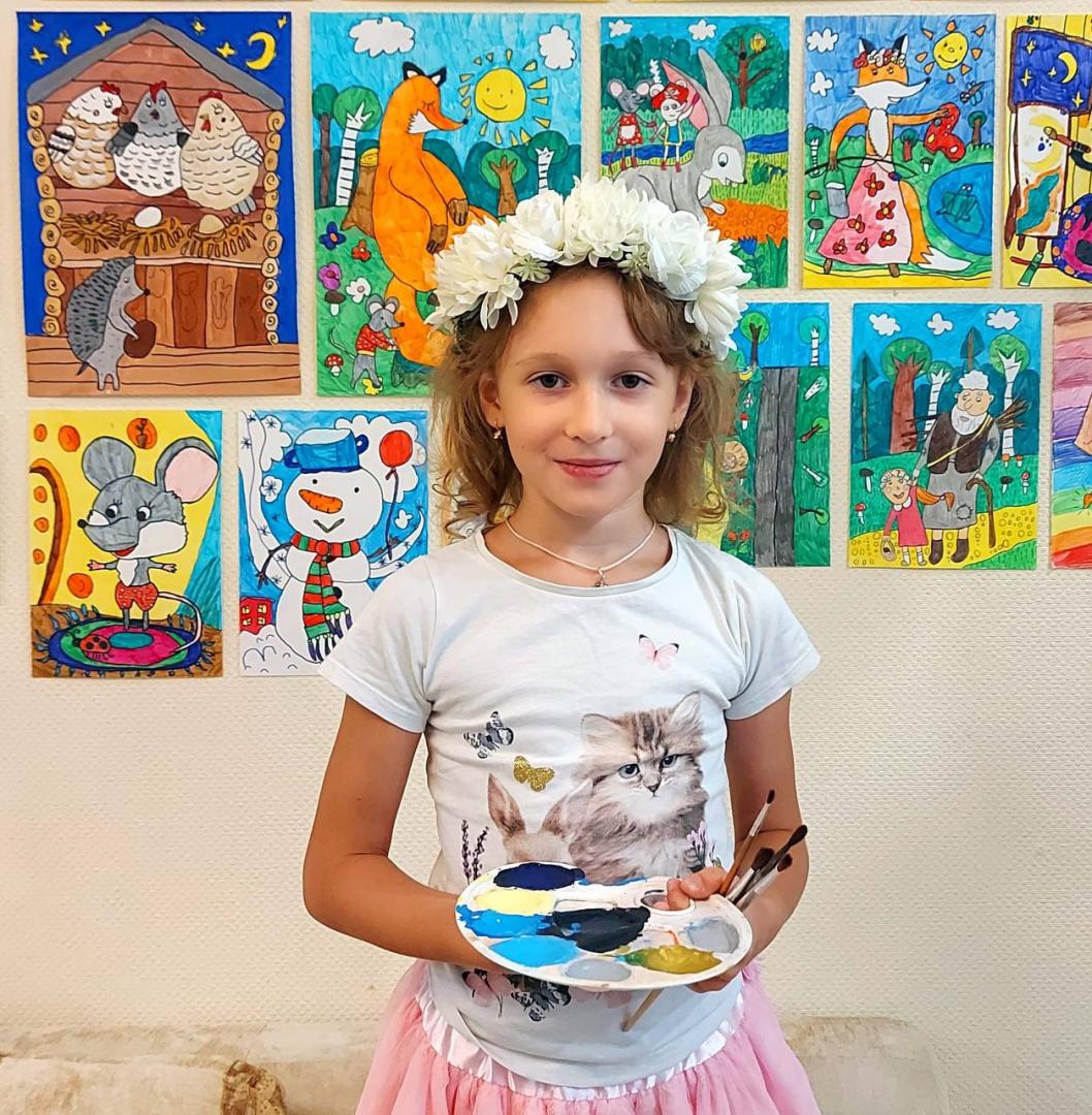 Настя — юная художница, победительница всероссийских и международных конкурсов